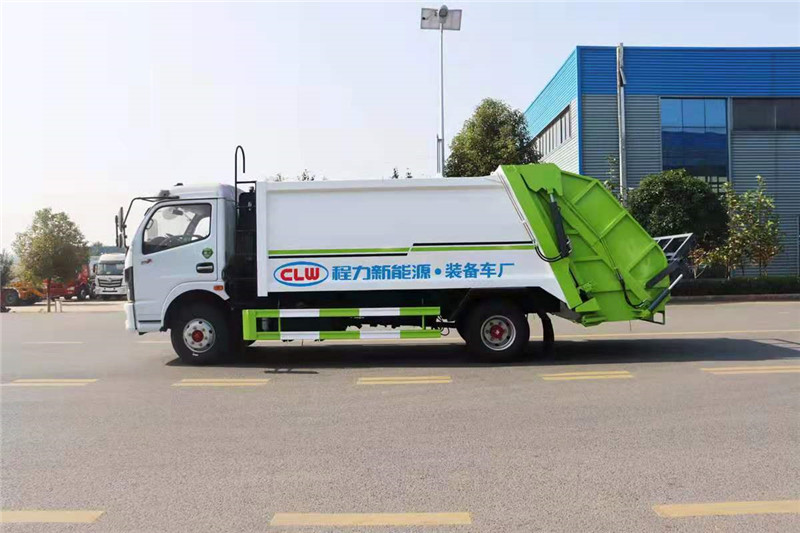 东风多利卡8方压缩式垃圾车4