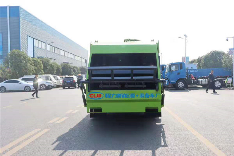 东风多利卡8方压缩式垃圾车8