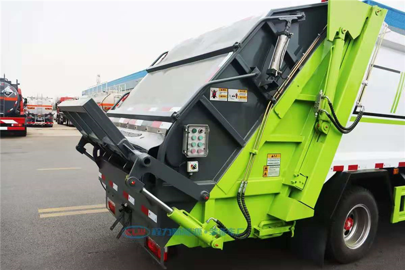东风多利卡6方压缩式垃圾车图片8