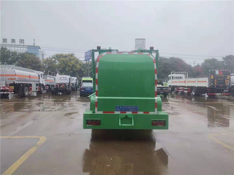 东风多利卡8方餐厨垃圾车7