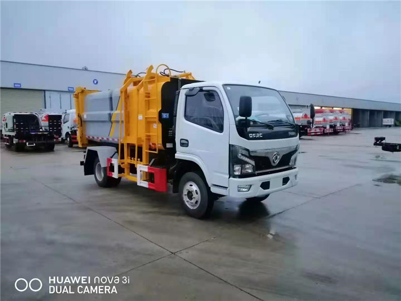 东风福瑞卡自装卸式垃圾车2