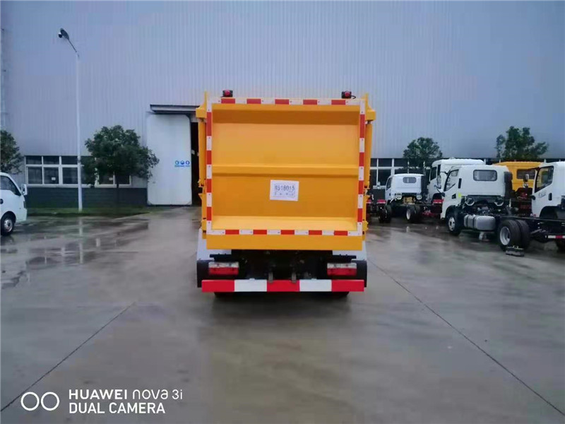 东风福瑞卡自装卸式垃圾车8