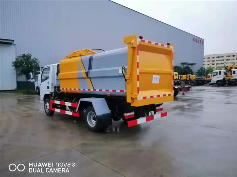 东风福瑞卡自装卸式垃圾车6