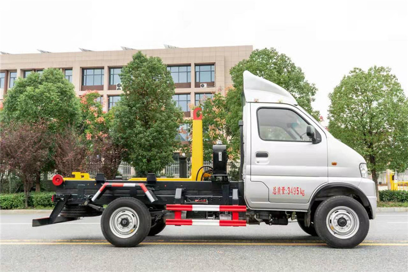 东风小霸王勾臂式垃圾车4