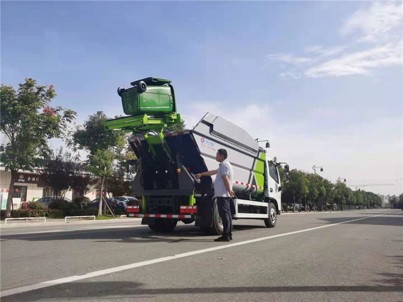 东风多利卡自装卸式垃圾车1