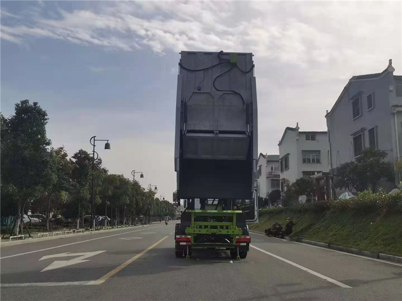 东风多利卡自装卸式垃圾车1