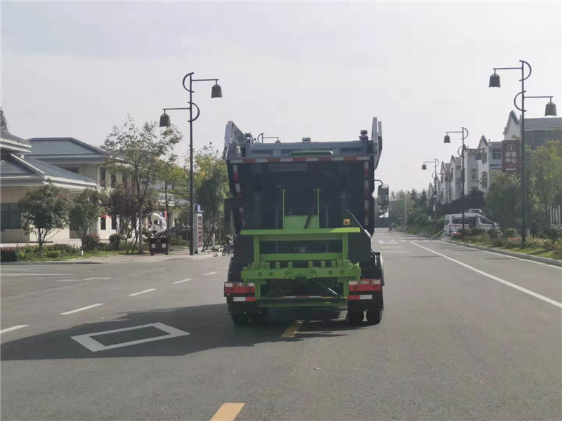 东风多利卡自装卸式垃圾车1