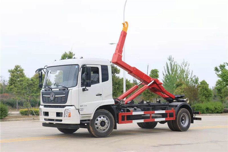 东风天锦勾臂式垃圾车4