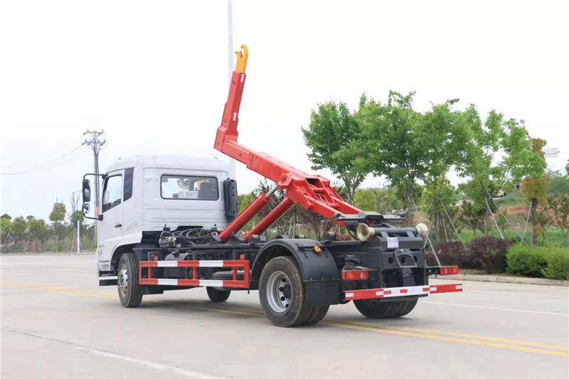 东风天锦勾臂式垃圾车6