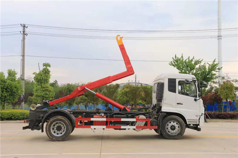 东风天锦勾臂式垃圾车3
