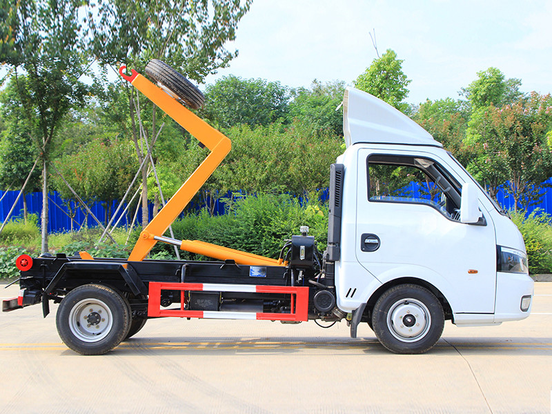 东风途逸勾臂式垃圾车3