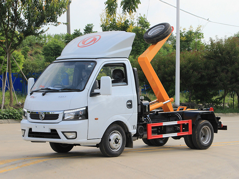 东风途逸勾臂式垃圾车4