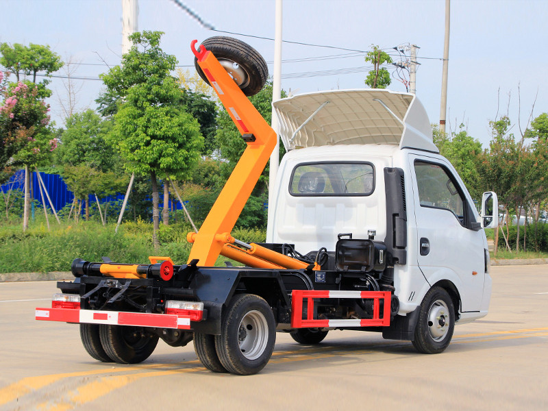 东风途逸勾臂式垃圾车5