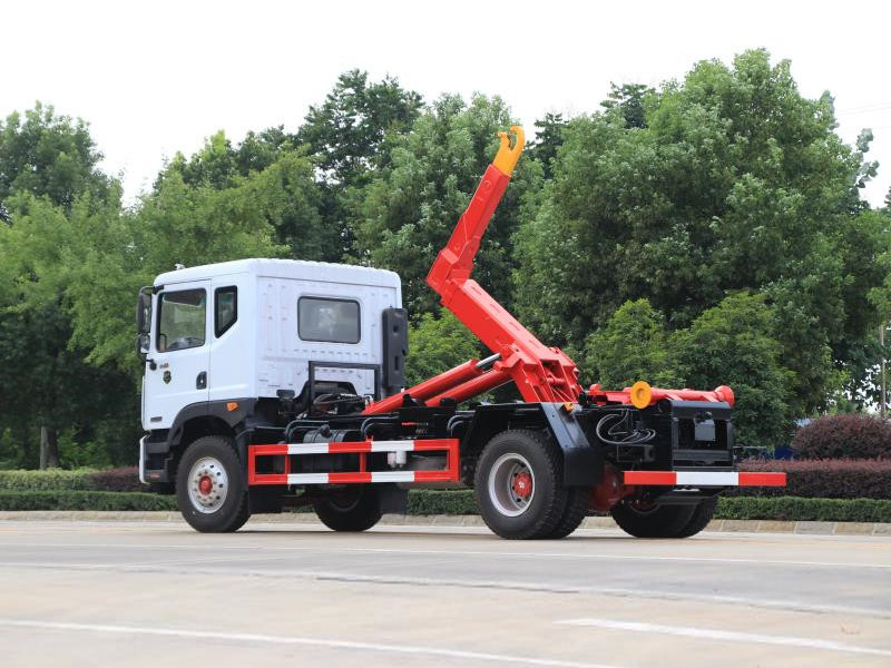 东风多利卡D9勾臂式垃圾车3