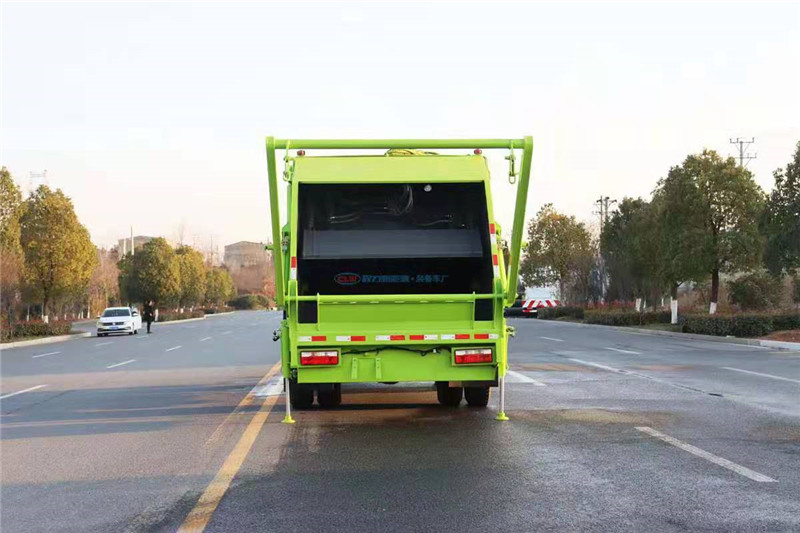 东风多利卡10方压缩式垃圾车9