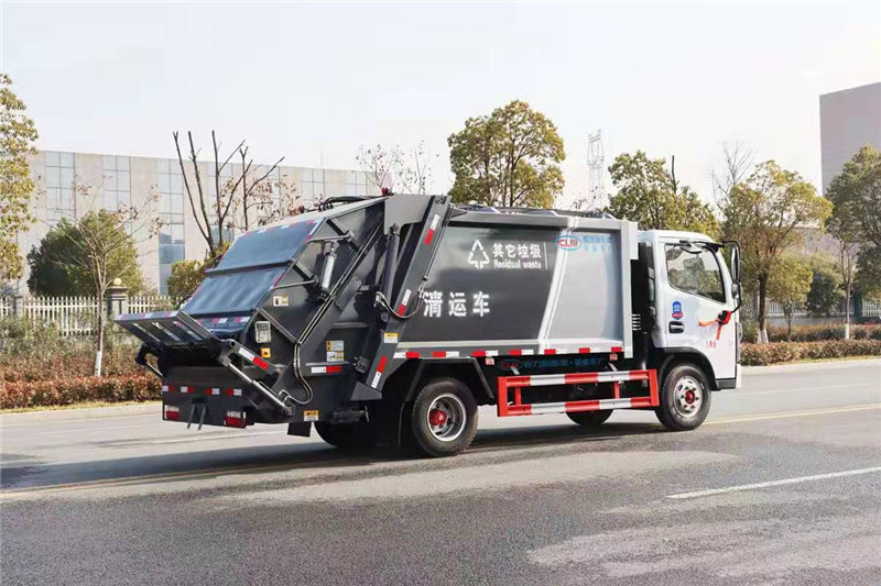 东风多利卡6方压缩式垃圾车4