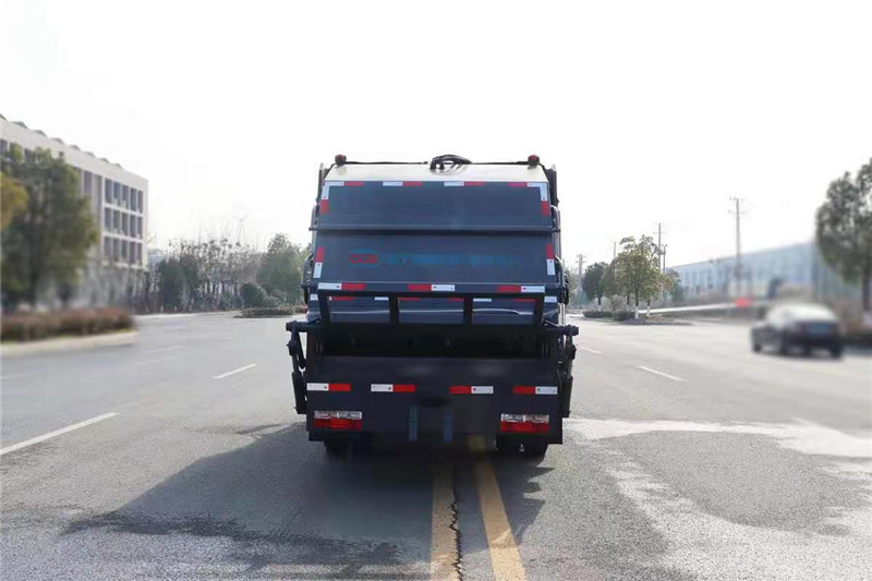 东风多利卡6方压缩式垃圾车8