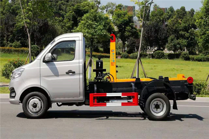 长安勾臂式垃圾车4