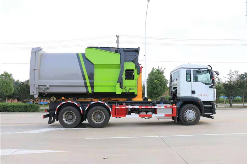 重汽汕德卡勾臂式垃圾车4