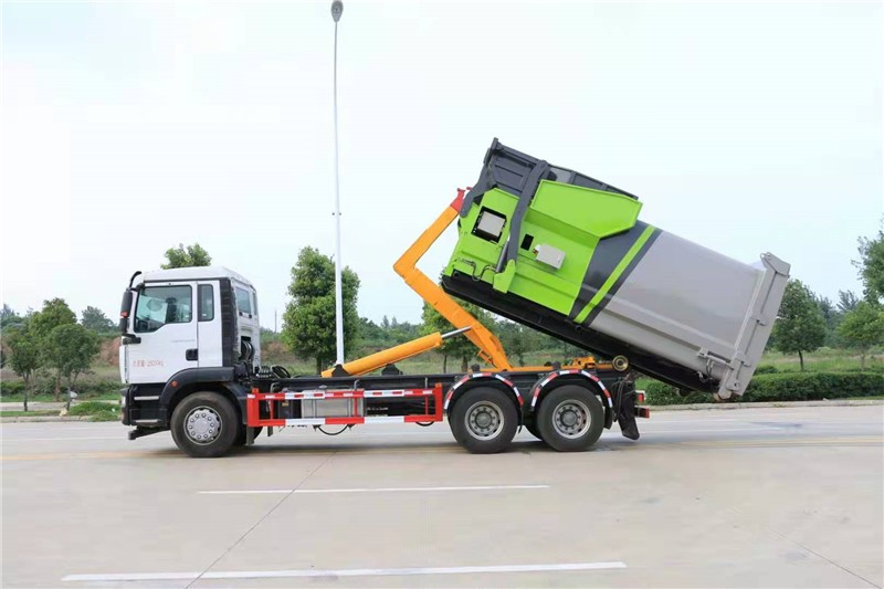 重汽汕德卡勾臂式垃圾车7