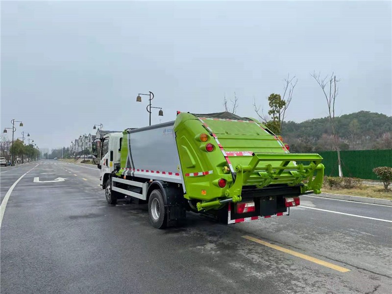 江铃凯锐8方压缩式垃圾车7