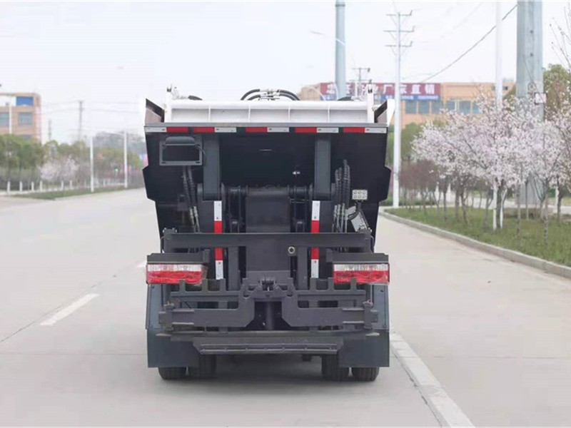 江淮康铃自装卸式垃圾车8