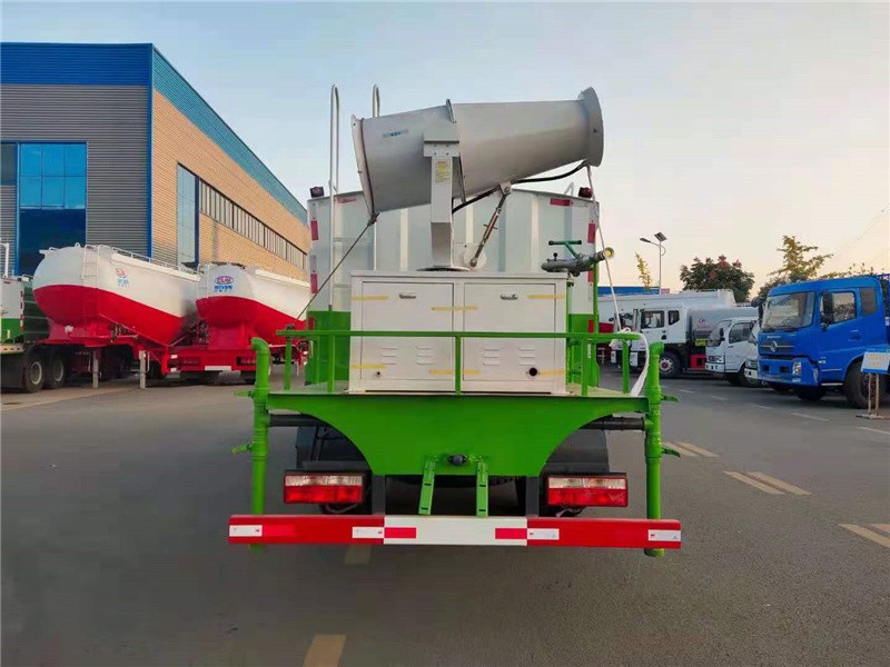 东风福瑞卡抑尘车8