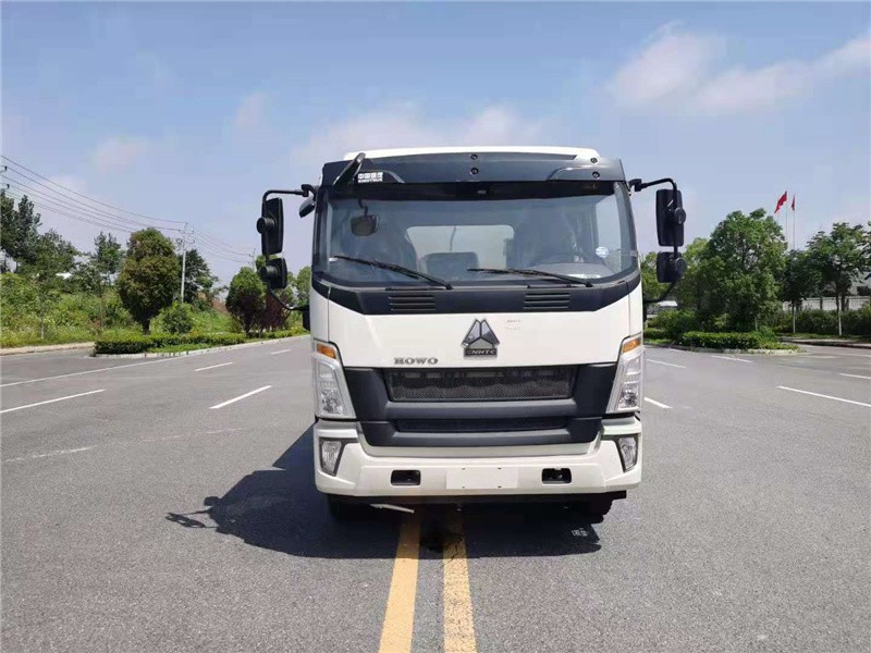 重汽豪沃抑尘车1