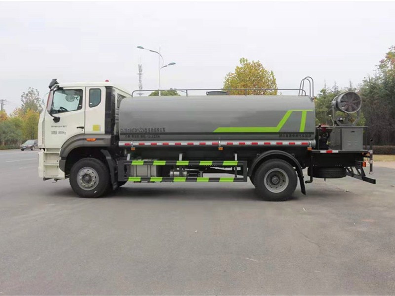 重汽豪瀚抑尘车4