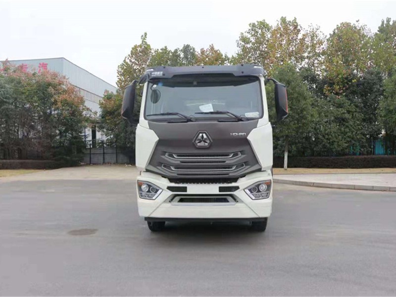 重汽豪瀚抑尘车1