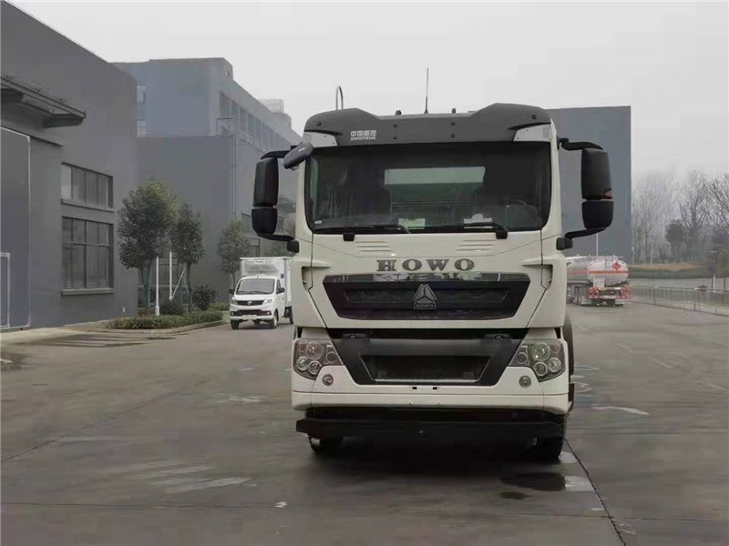 重汽豪沃抑尘车1