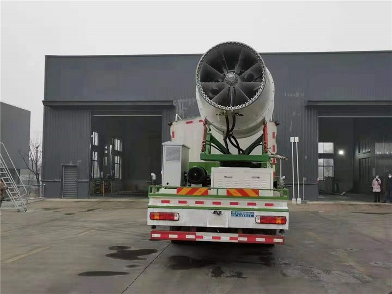 重汽豪沃抑尘车8