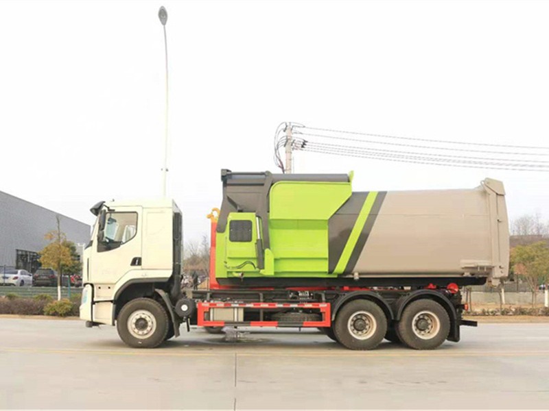 东风柳汽乘龙勾臂式垃圾车4