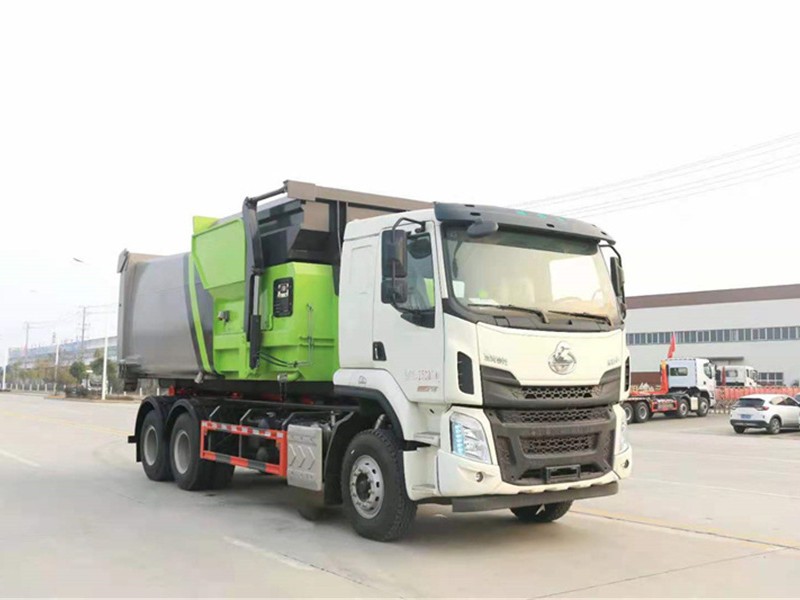 东风柳汽乘龙勾臂式垃圾车2