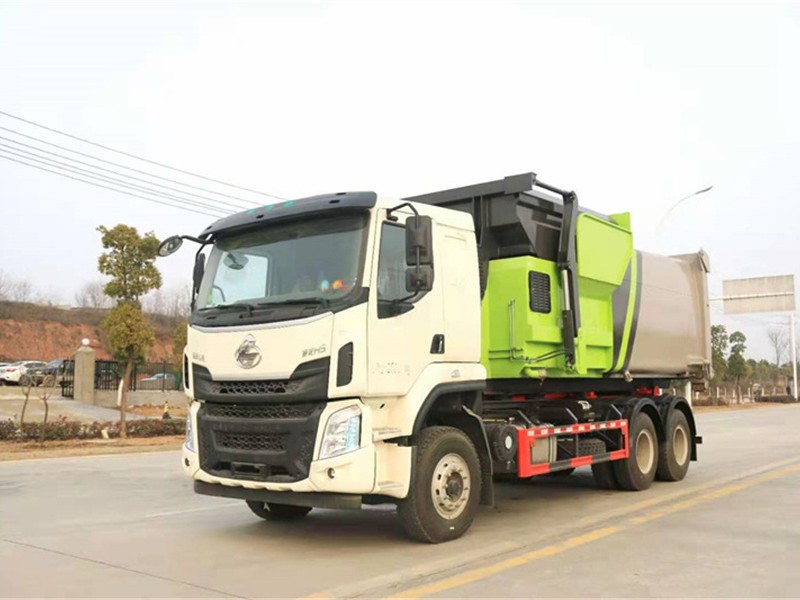东风柳汽乘龙勾臂式垃圾车3