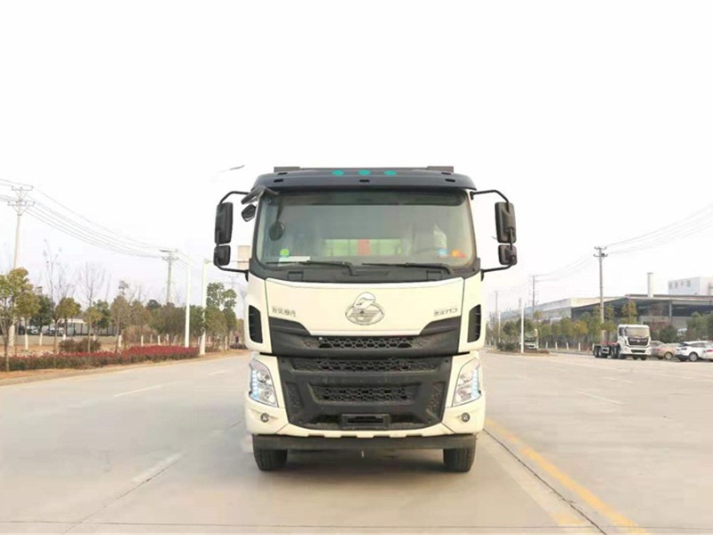 东风柳汽乘龙勾臂式垃圾车1