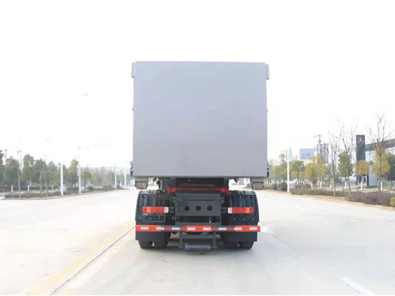 东风柳汽乘龙勾臂式垃圾车8