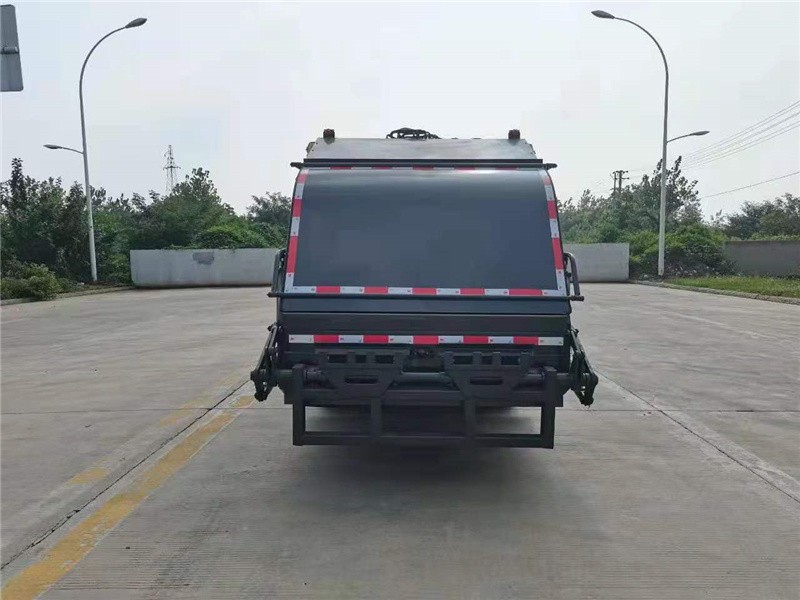 江淮骏铃6方压缩式垃圾车8