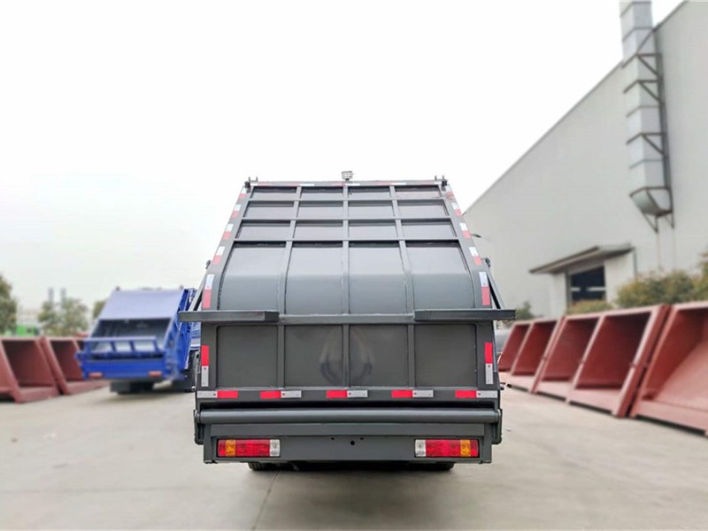 东风柳汽乘龙18方压缩式垃圾车8