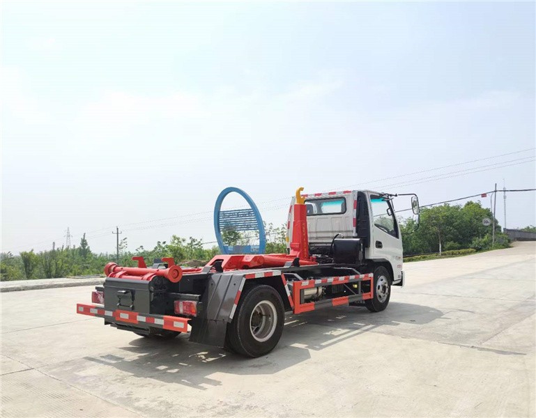 凯马勾臂式垃圾车6