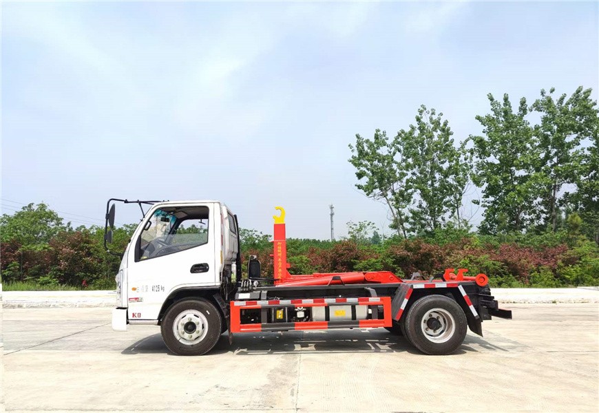 凯马勾臂式垃圾车5