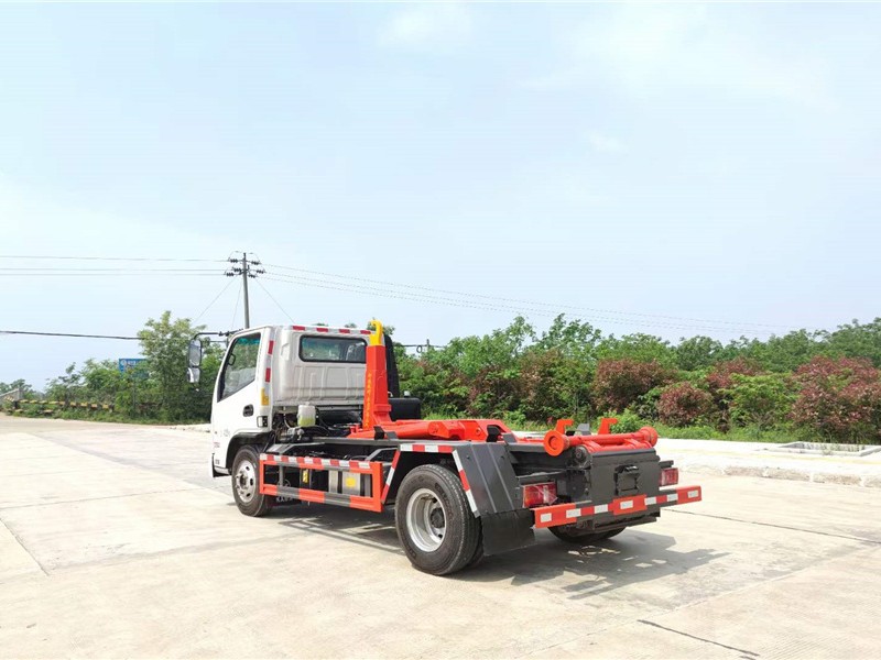 凯马勾臂式垃圾车7