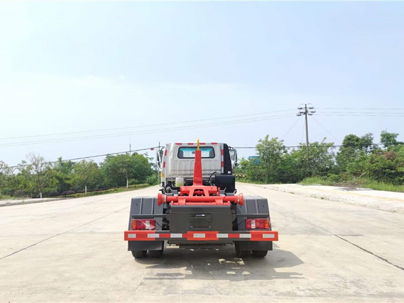 凯马勾臂式垃圾车8