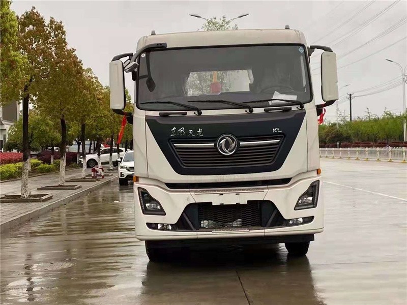 东风天龙KL勾臂式垃圾车1