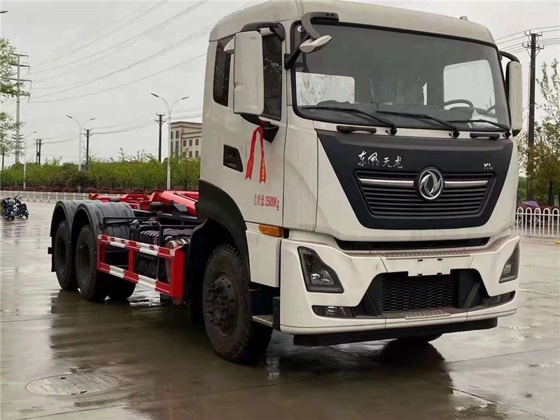 东风天龙KL勾臂式垃圾车2