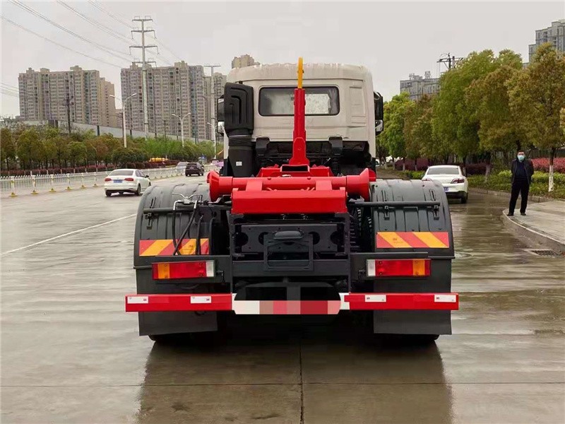 东风天龙KL勾臂式垃圾车5