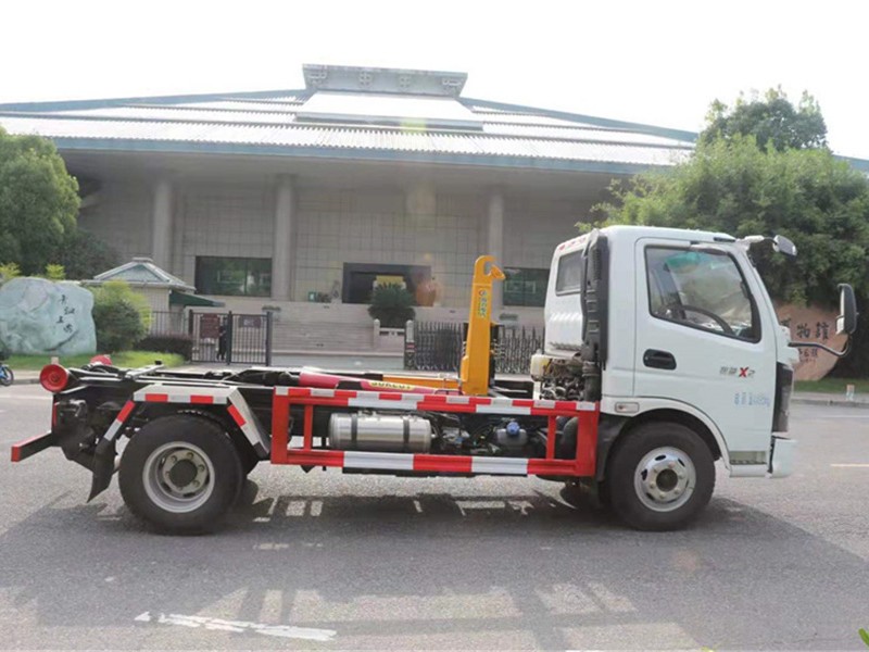 飞碟奥驰X2勾臂式垃圾车4