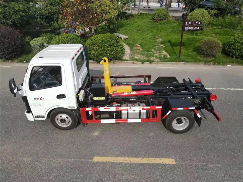 飞碟奥驰X2勾臂式垃圾车6