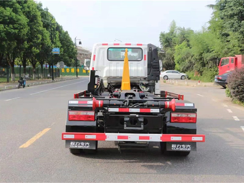 飞碟奥驰X2勾臂式垃圾车8