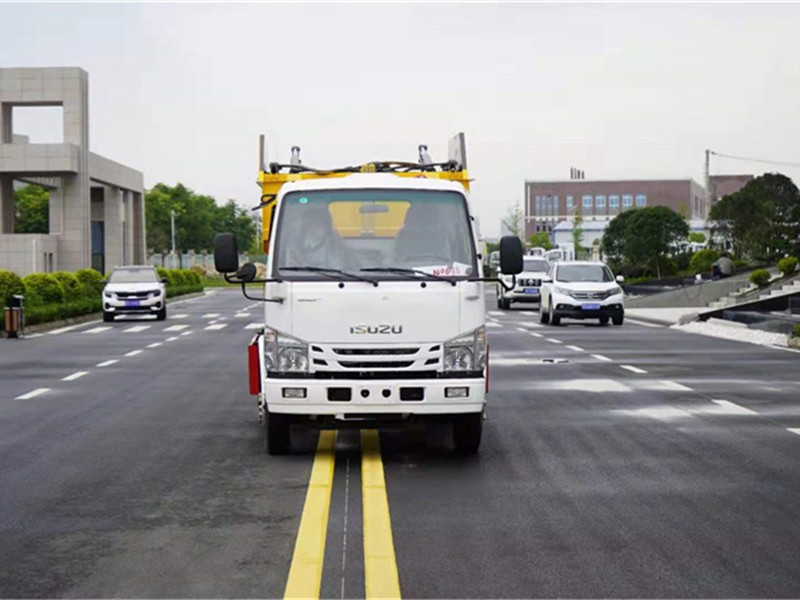 庆铃五十铃自装卸式垃圾车1